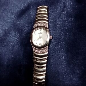 392. CHIC QUARTZ WATCH SILVER TONE LINK BAND W/DATE